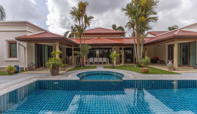 Luxury 4BR Villa with Private Pool & Jacuzzi