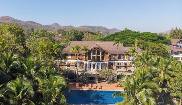 LUXURY CABIN POOL VILLA, KHAO-YAI