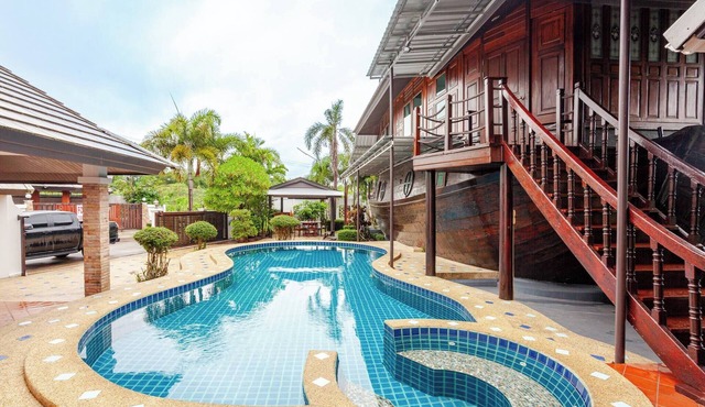Luxury Iconic Royal Boat Pool Villa North Pattaya