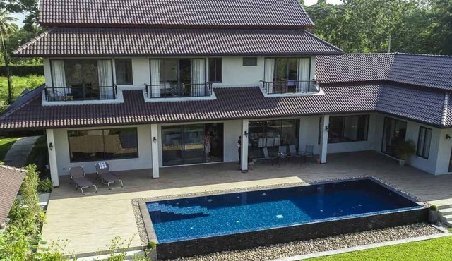 Luxury Lakefront Villa near the City in Green Community