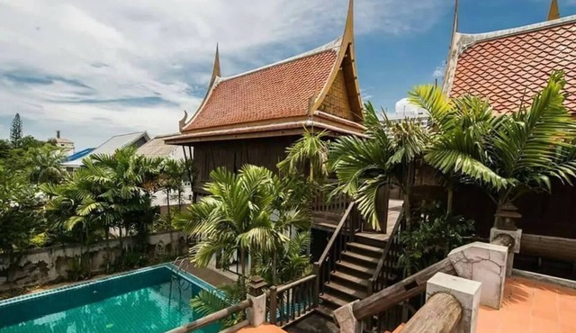 Luxury Modern Thai Style 5 Bedroom Pool Villa with WiFi and AC in Pattaya in Muang Pattaya