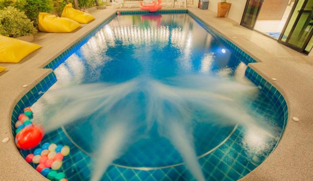Luxury Pool Villa 4 BR 900M beach 1.5 KM downtown in Pattaya South