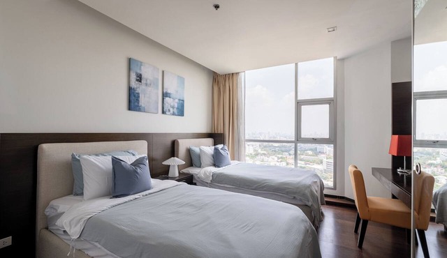Midcentury 2BR apt w/WiFi, turntable, game console in CBD Bangkok