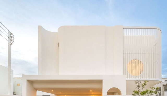 Minimal Luxury 4 Bedroom Home - Walk to Shopping and Supermarket.