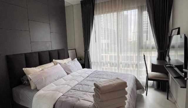 Modern Condo in Khlong Toei Balcony, Gym, & Fast WiFi