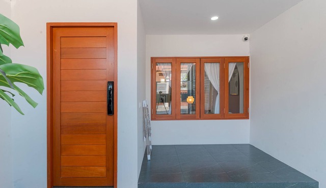 Modern & Cozy Townhome 2BR w/Spacious living area -5min to Walking St market