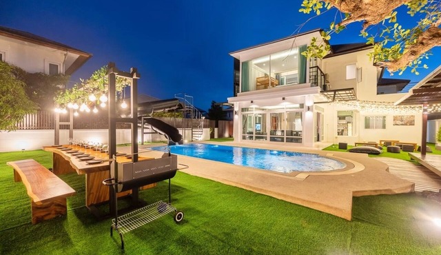 Moon Shade Pool Villa Pattaya. 5 Bed, 4.5 Bath, Slider, Pool, Outdoor BBQ.