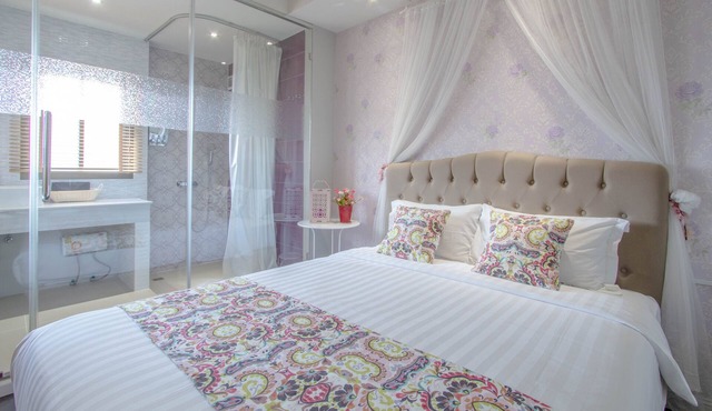 Near Wongwian Yai BTS,suitable for couples and families to stay in our hotel.