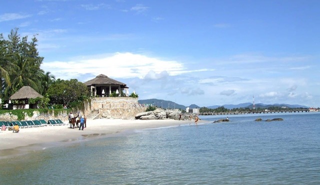 newly renovated 1-bedroom, 43 sqm, located in hearth of town and close to beach