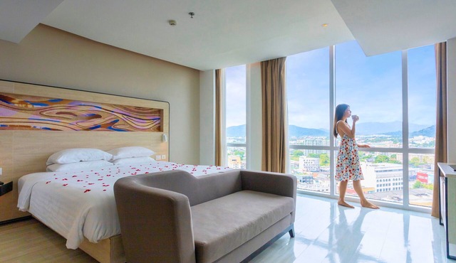 Novotel Phuket City Phokeethra Hotel