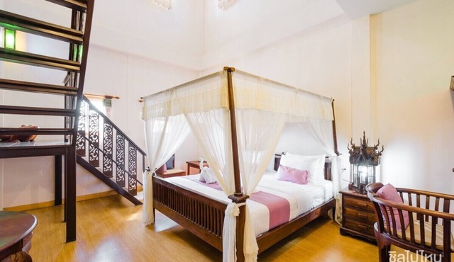 P Paradise Hotel