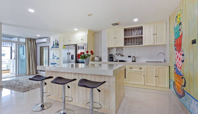 Penthouse - 2-Bed w/Private Elevator/Olympic Pool