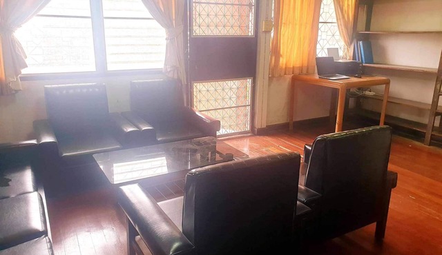 Pet-friendly 4-bedroom house near Bangkok Train-private highspeed WiFi workspace