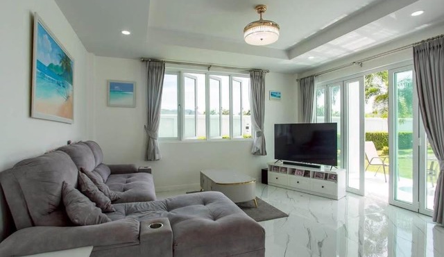 Pet Friendly Spacious 7 Bedroom Pool Villa