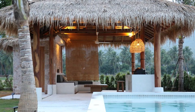 Pool villa nestled between the beach and mountains