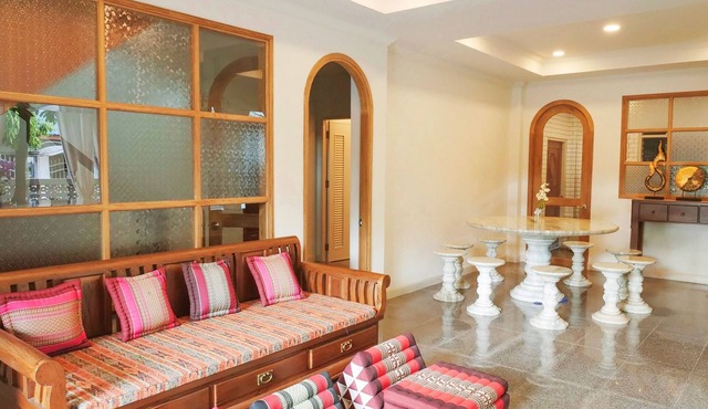 Private garden view house near famous temple in phra nakorn siayutthaya