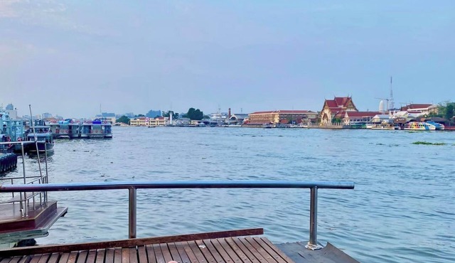 Sabai Sabai Liveaboard Bangkok Your Stay on the river in the center of Bangkok.