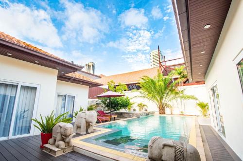 Seaside Villa 3 Pools, 2 mins walk to beach