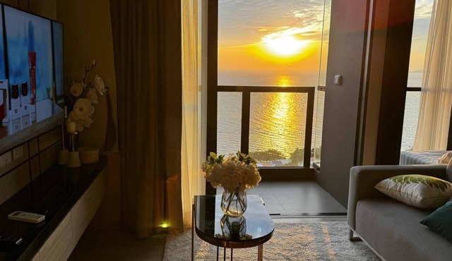 Seaview Wonder At Prime Location - Walk to the Sea