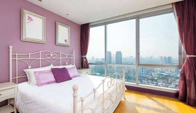 Serviced 1 Bed Panoramic SKYVILLAS with Pool and BTS