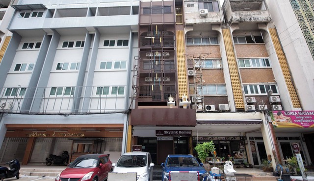 SkyLink Homes Deluxe Apartment - BTS Chidlom & Airport Link Prattunam Station