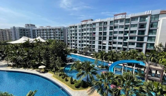 Solo travelers who want to vacation in Pattaya for a short term.