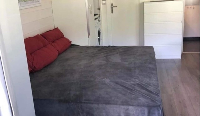 Spécial appartement with bath, near center.