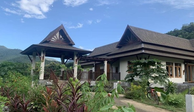 Spacious 2-bedroom villa with AC and WiFi in welcoming Pha Bong, Mae Hong Son