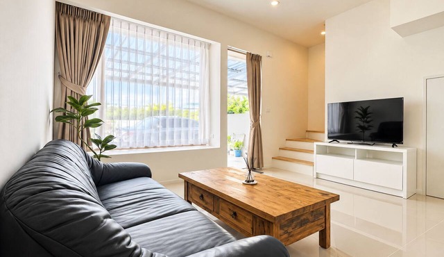 Spacious 3-bedroom House With Shared Pool Near Mega Bangna in Bang Phli