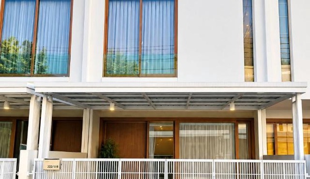 Spacious 3-Bedroom House with Shared Pool near Mega Bangna and Suvarnabhumi in Bangkok