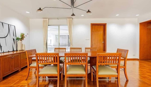 Spacious 4-bedroom Penthouse.8 min to BTS. Next to Emsphere. Elevator+Wheelchair