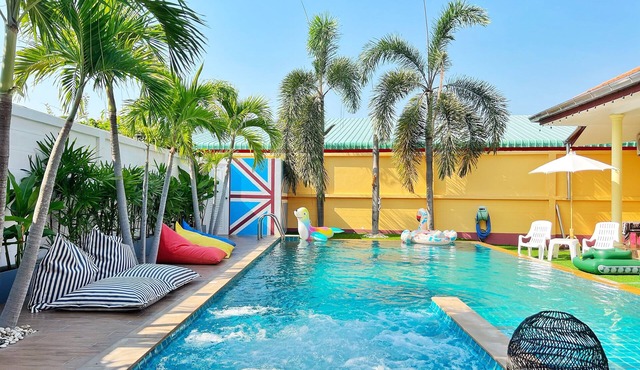 Spacious 4 Bedroom Private Villa, Big Swimming Pool, Free Wi-Fi,Gym,Pet Friendly