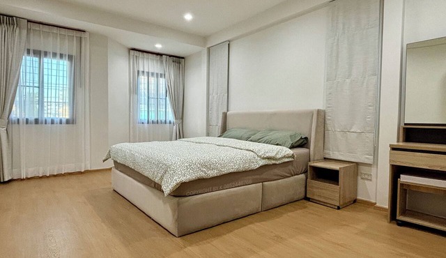 Spacious 4-bedroom townhome in Phrakanong with AC near TDPK
