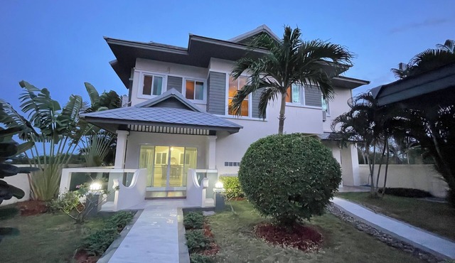 Spacious 5-bedroom beachfront in charming Kui Buri with AC, WiFi, pool. 3 villas