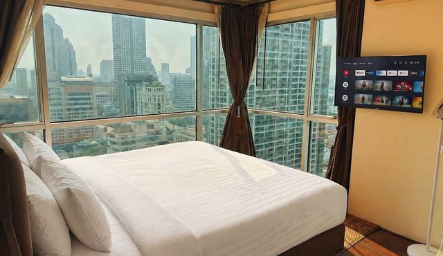 Spacious 125 sqm Executive 3-Bedroom Residence in Silom-Sathon in Krung Thep Maha Nakhon