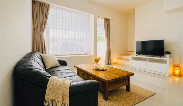 Spacious 3-Bedroom House with Shared Pool near Mega Bangna in Tambon Bang Phli Yai