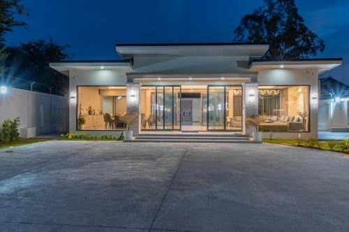 T M L-Hidden Manor Pool villa-6 bedrooms-Luxury KTV & Billiards - Private Party Paradise in Pattaya