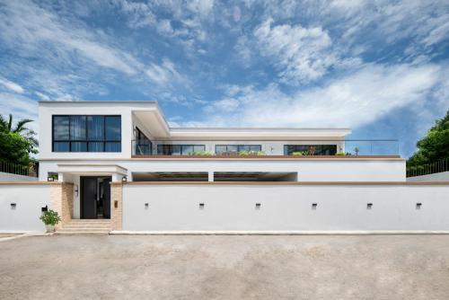 T M L Luxury 5 bedrooms Pool Villa with Private KTV & 4 Min Walk to Jomtien Beach