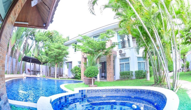 Tawanron villa at the beach