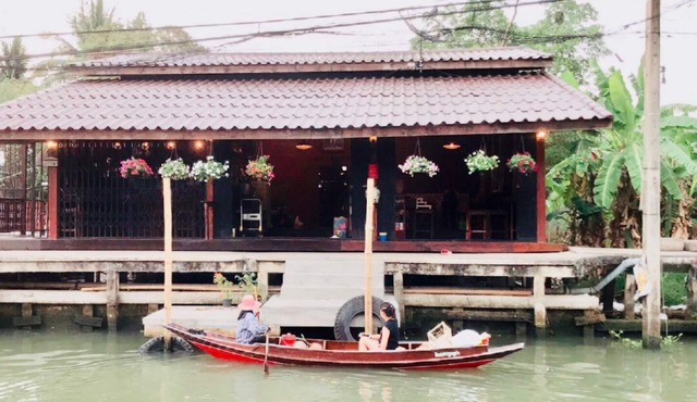 Thai style wooden home, Stay like a local, canal view,quite place.