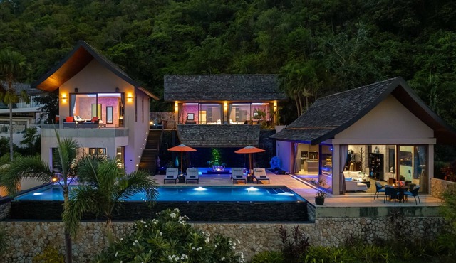 Tiga Villa : 4BR Hillside Luxury, Magical Seaview