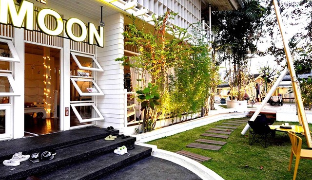 To The Moon Guesthouse