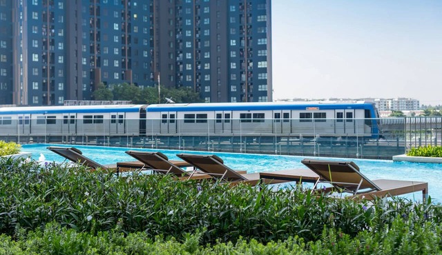 Top-Floor Condo Next to MRT Blue Line, Near Malls, Pool, Gym & Quiet Living in Krung Thep Maha Nakhon