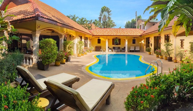 Tropical pool villa, perfect for big families, group getaways & family reunions
