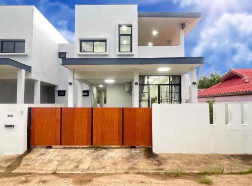 Ubon Hide Away - Brand New Private Villa - Walk to Lake - Pet Friendly