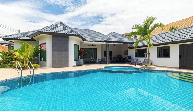 Villa Pattaya Hill minutes from the Beach and City Pattaya