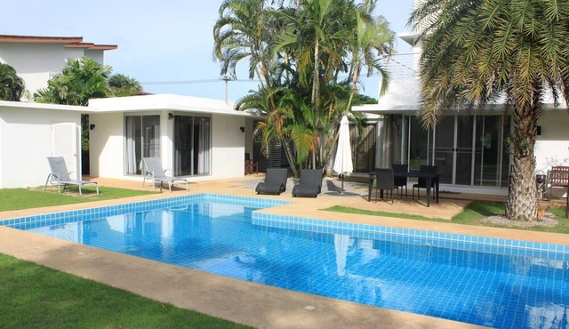 Villa with Pool in the Palm Hills Golf area.