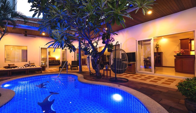 Village Austria - Luxury 2BR pool villa Pratamnak Soi5- 50m to beach in Nongprue