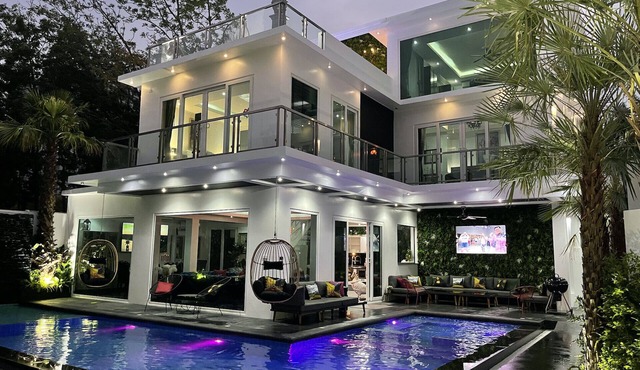 VIP Lotus Pool Villa Pattaya, Grand 8 bedroom Villa with Private Pool and Sauna