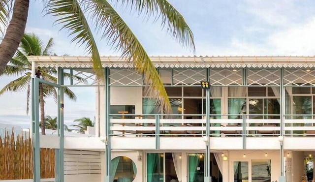 Wander at Bayside 19 | Beachfront Half-Villa, friends (sleeps 14)